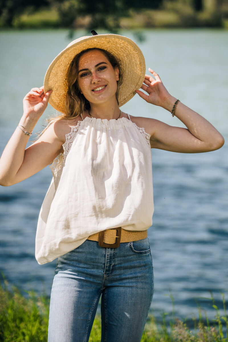 Top en lin : emmanchure en dentelle
