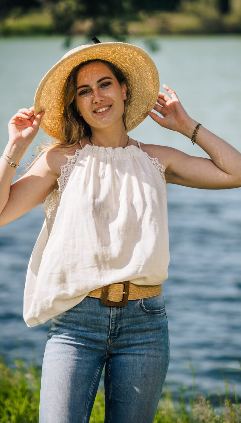 Top en lin : emmanchure en dentelle